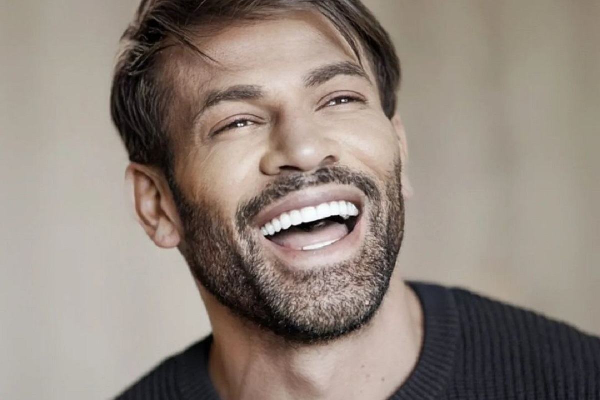 Gianni Sperti sorridente