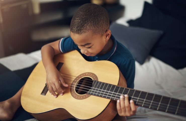 Bambino suona chitarra classica