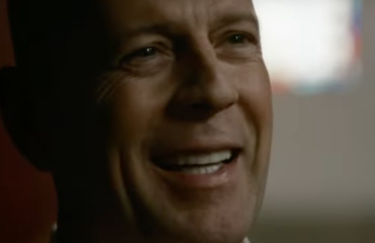 Bruce Willis sorride in un'intervista