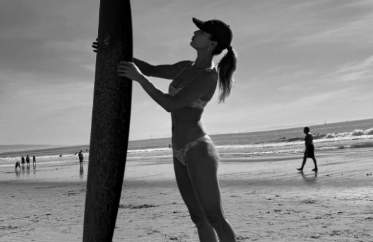 Elisabetta Canalis pronta per il surf