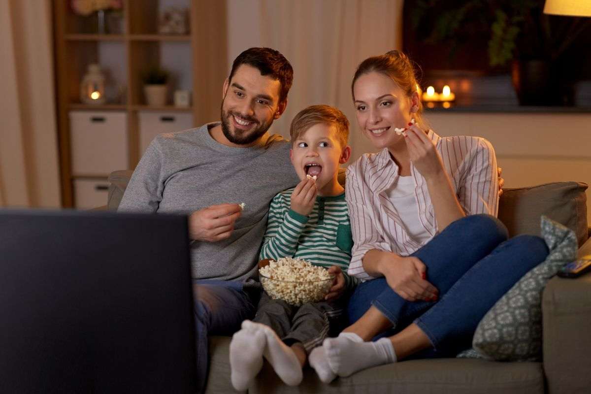 Famiglia guarda film in salotto