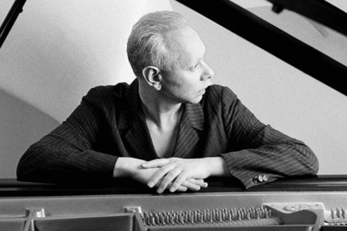 Joe Jackson seduto al pianoforte