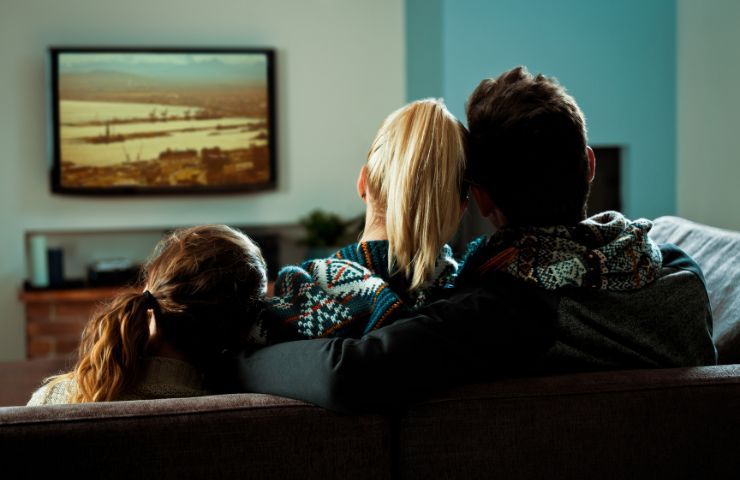 Madre padre e figlia guardano film in tv