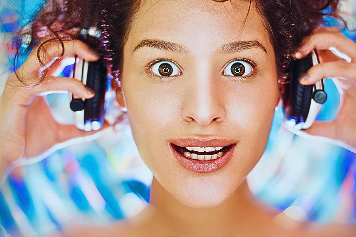 Ragazza ipnotizzata dalla musica