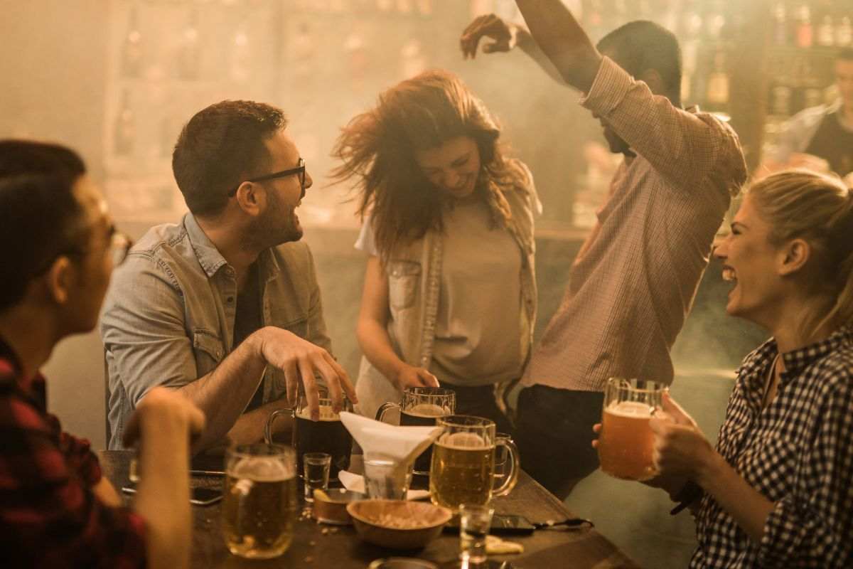 Ragazzi si divertono al pub