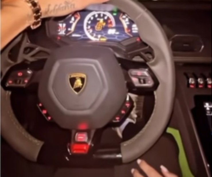 Cristian Babalus e Chanel Totti a 150 km/h in Lamborghini