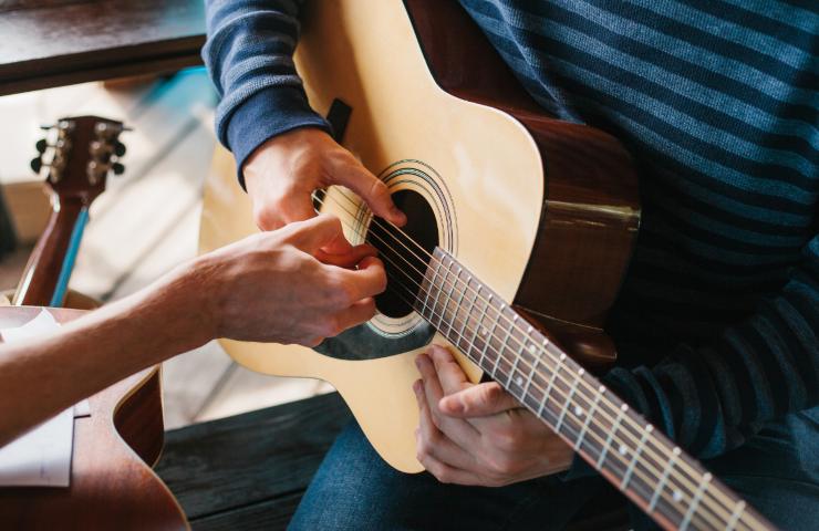 imparare a suonare la chitarra da bambini