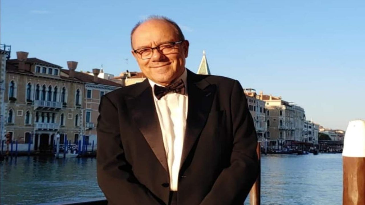 Carlo Verdone, l'arrivo inaspettato sul set: È Mia figlia Giulia” non  assomiglia al papà - FOTO