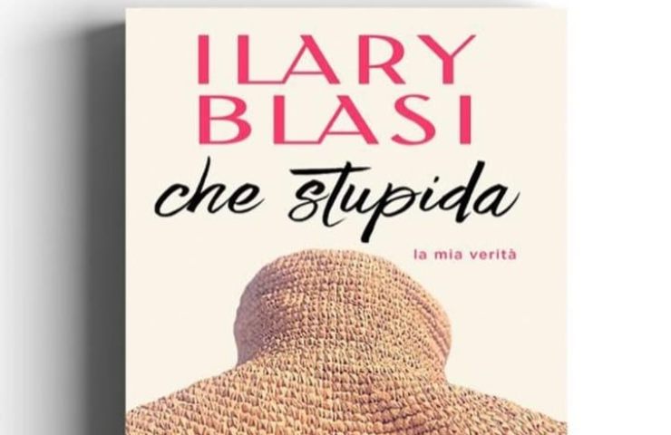 Ilary Blasi legge un libro in vacanza: posa hot e messaggio in codice