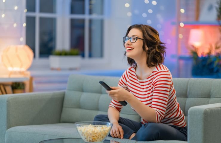 Ragazza guarda la televisione