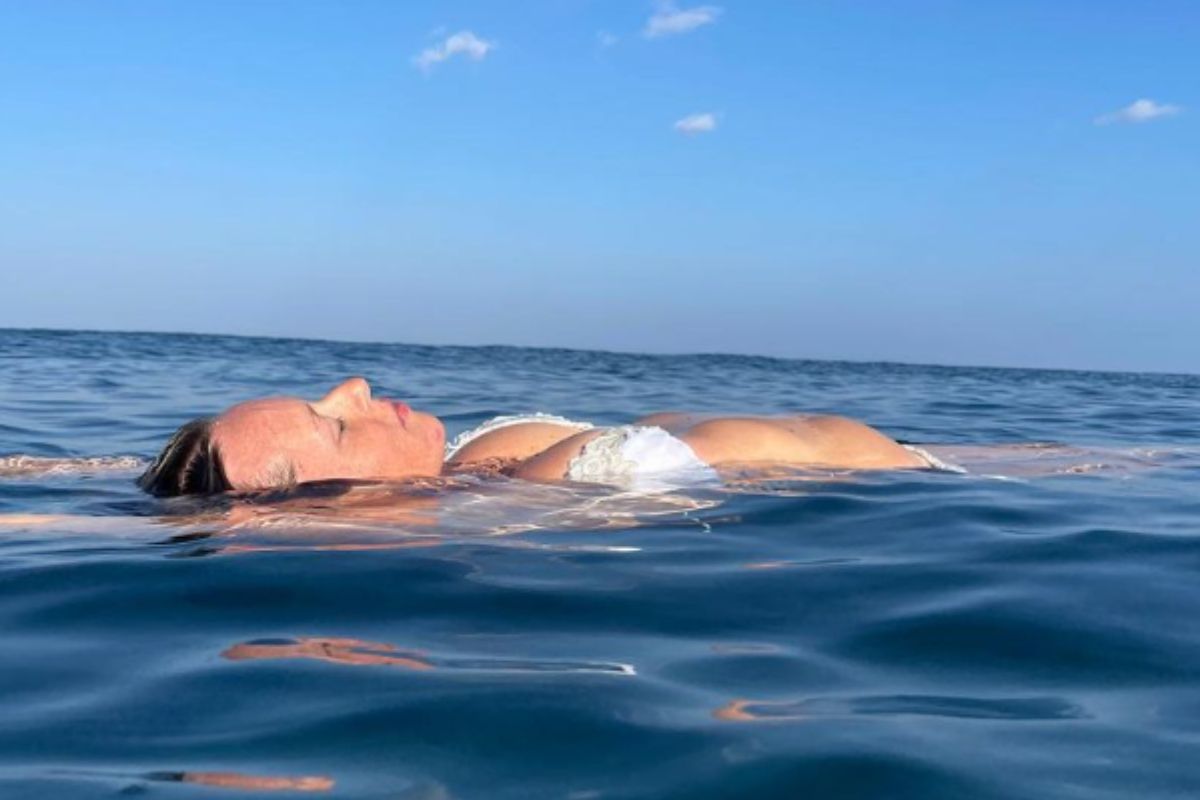 Federica Pellegrini foto mare fuori comodino