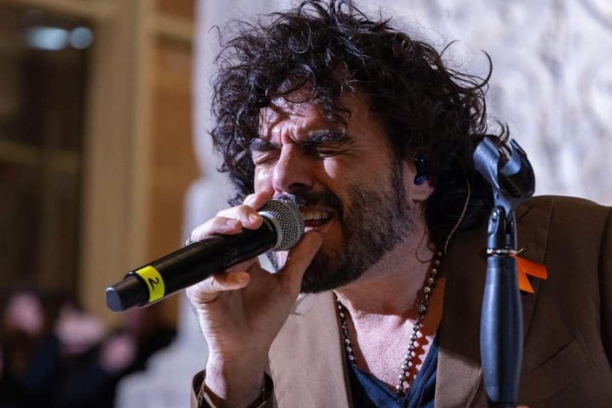 Francesco Renga canta