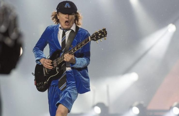 Angus Young si esibisce in un assolo